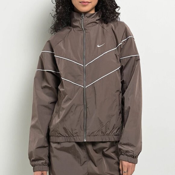 Nike Windrunner Women's Loose UV Woven Full-Zip Jacket FV6304-004, Size S (New) - Picture 3 of 14